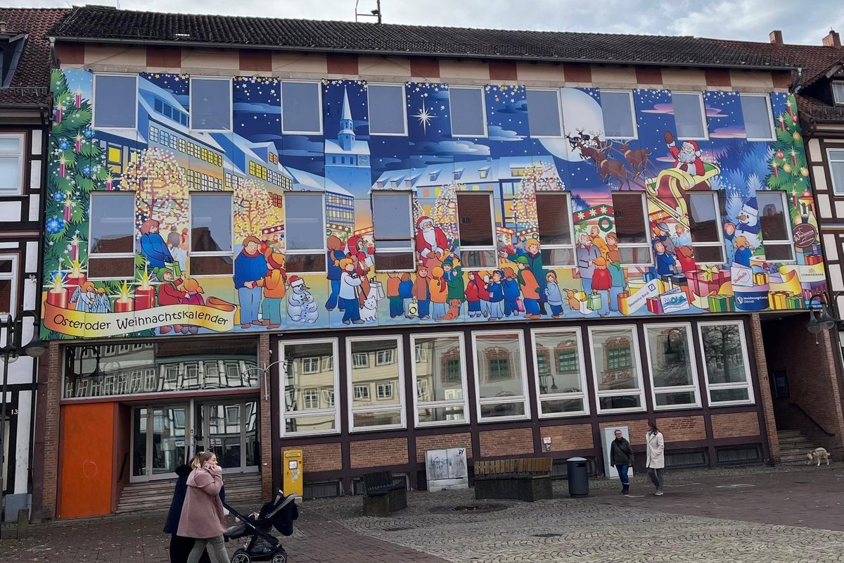 Die bunt bemalte Fassade des ehemaligen Postgebäudes mit den Türchen des Adventskalenders