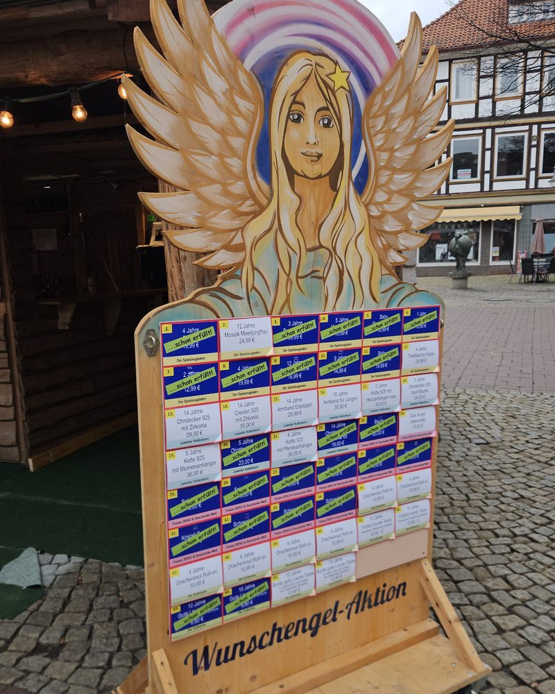 Der hölzerne Wunschengel mit den Wunschzetteln der Aktion Löwenmama auf dem Kornmarkt