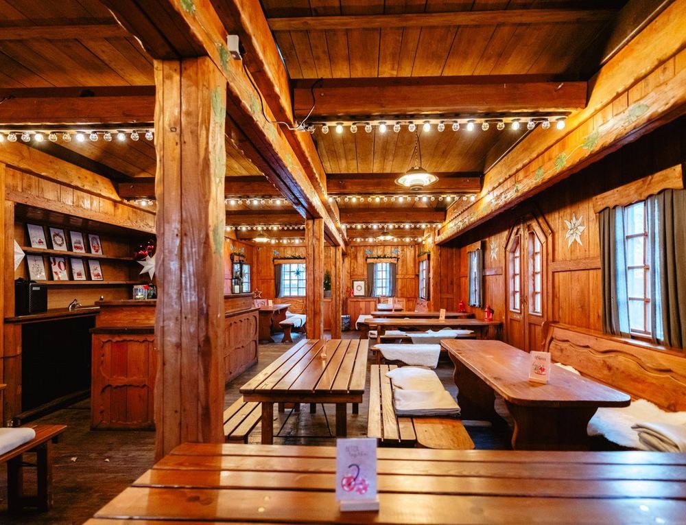 Die obere Etage der Glühhütte mit langen Holztischen