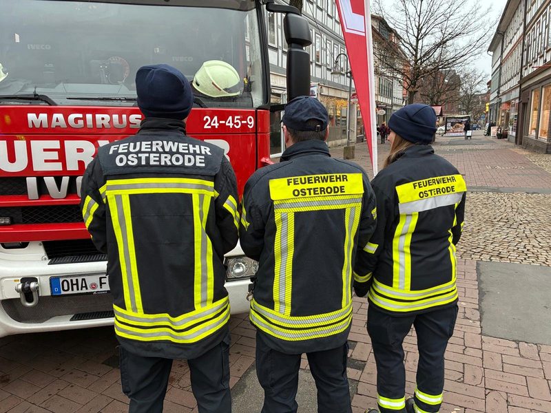 Einsatzkräfte der Feuerwehr Osterode auf der Helfermeile
