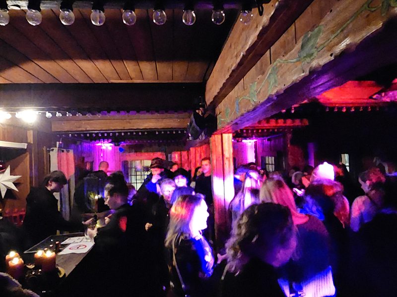 Volle Tanzfläche bei der Homecoming-Party in der Glühhütte