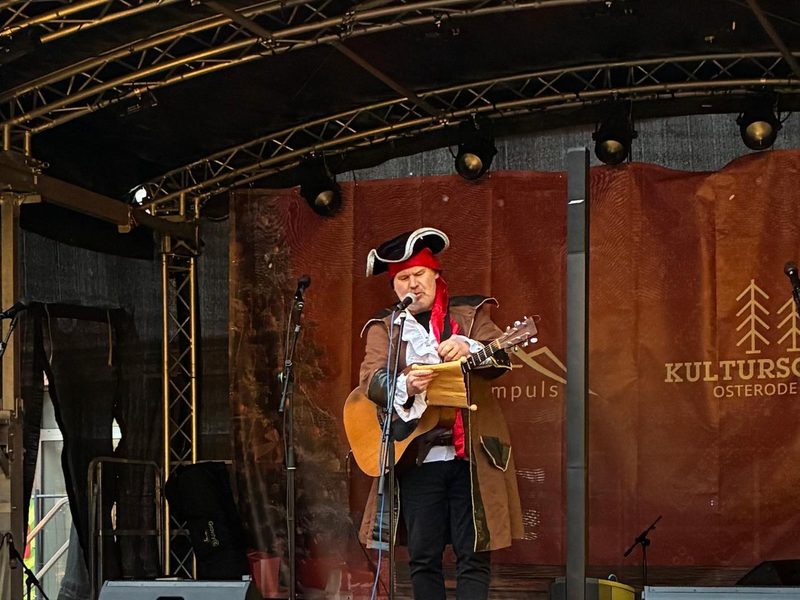 Frank Bode als Piet Pirat auf der Bühne