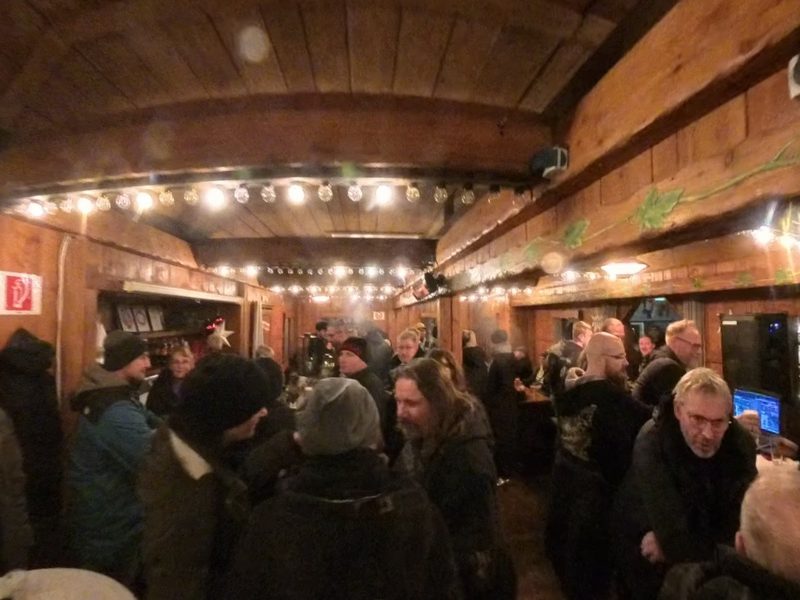 Volle obere Etage der Glühhütte bei der Rockharz Warm-up Party