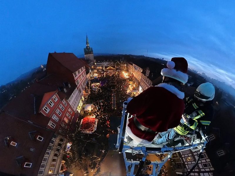 Der Weihnachtsmann im Feuerwehrkorb hoch über dem Kornmarkt