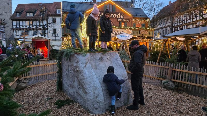 Kinder am Kletterfelsen im Mini-Harz