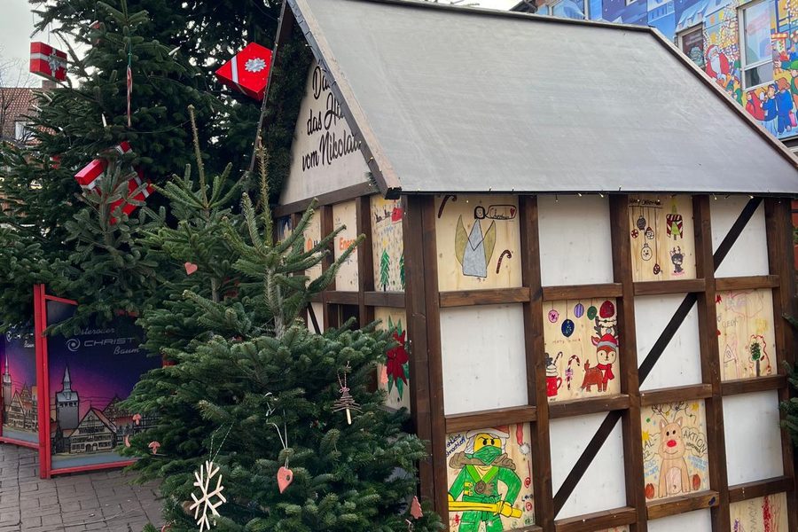 Das Haus vom Nikolaus mit bemalten Kacheln