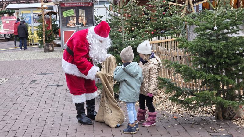 Der Weihnachtsmann mit zwei Kindern