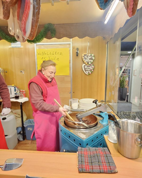 Schmalzkuchen werden frisch im Fett ausgebacken
