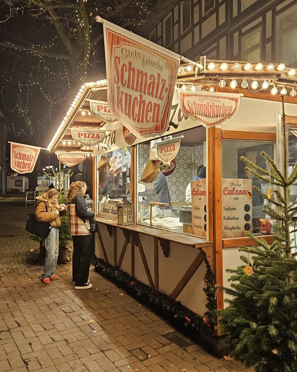 Hütte mit Schmalzkuchen, Pizza und Calzone am Abend