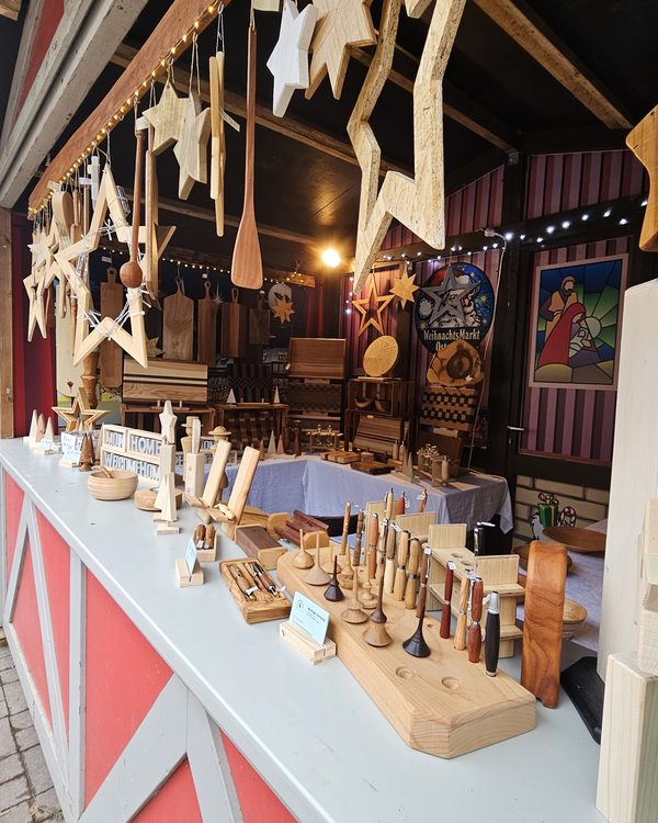 Wechselhütte mit Holzhandwerk: Sterne, Kochlöffel und Schalen