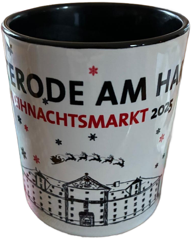 Die Sammeltasse 2025 mit gezeichnetem Kornmagazin und Rentierschlitten
