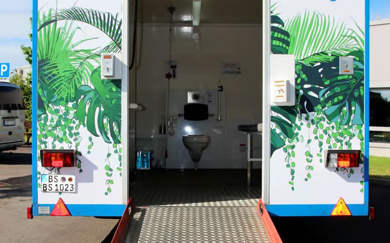 Der barrierefreie Toilettenwagen mit Rampe